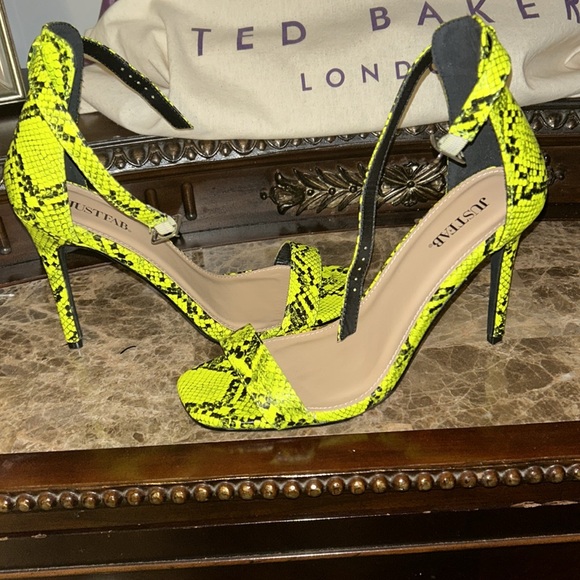 Pretty heels in the shade of electric green - Picture 2 of 4